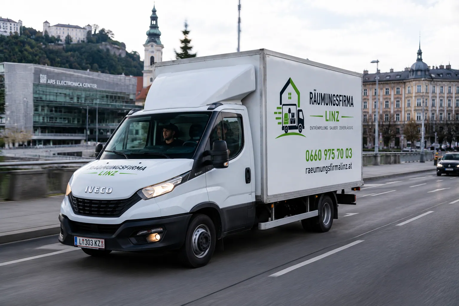 Räumungsfirma Linz LKW unterwegs in Linz am Ars Electronica Center