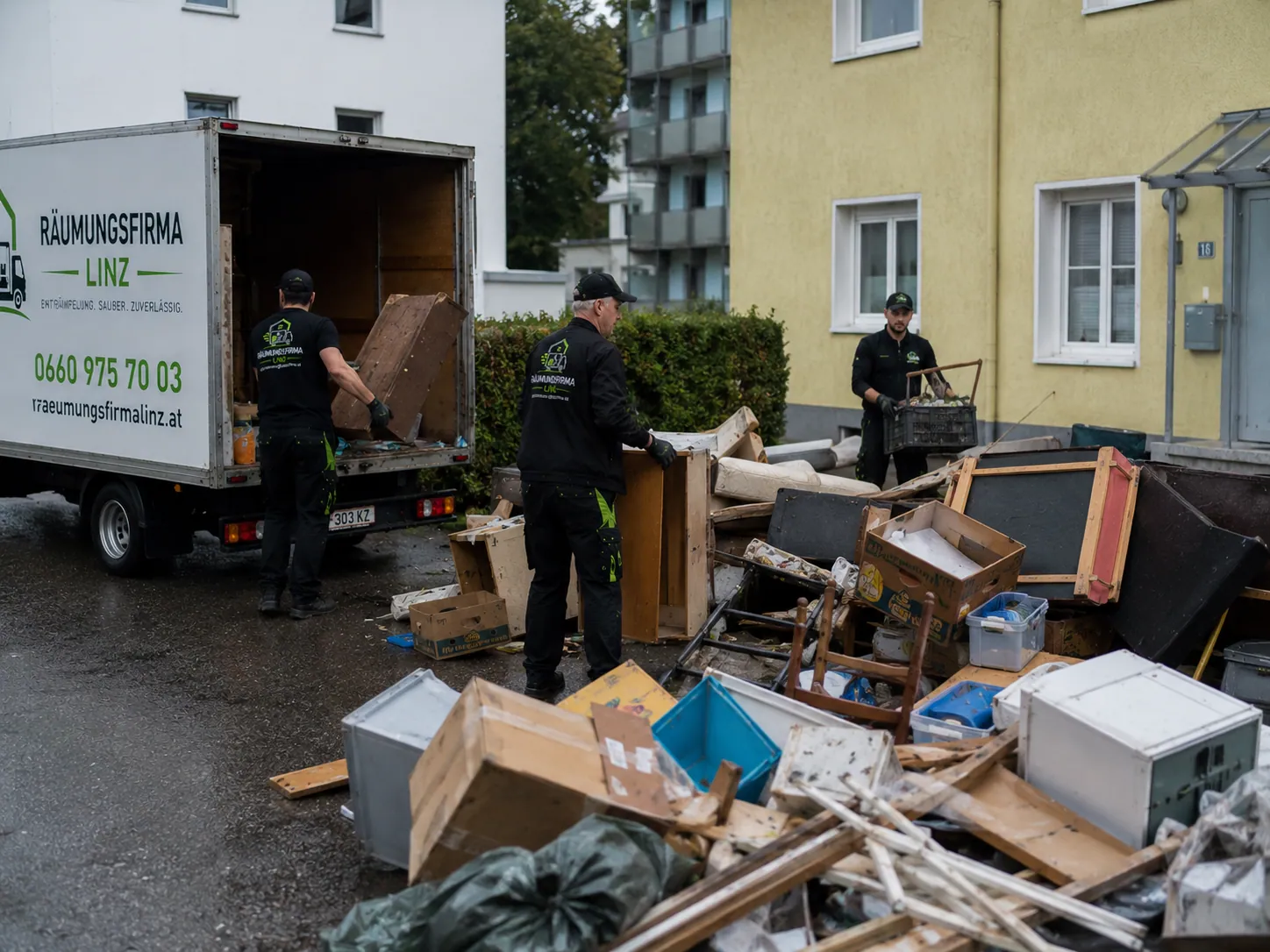 Sperrmüllabholung in Linz – Verladen von Sperrgut